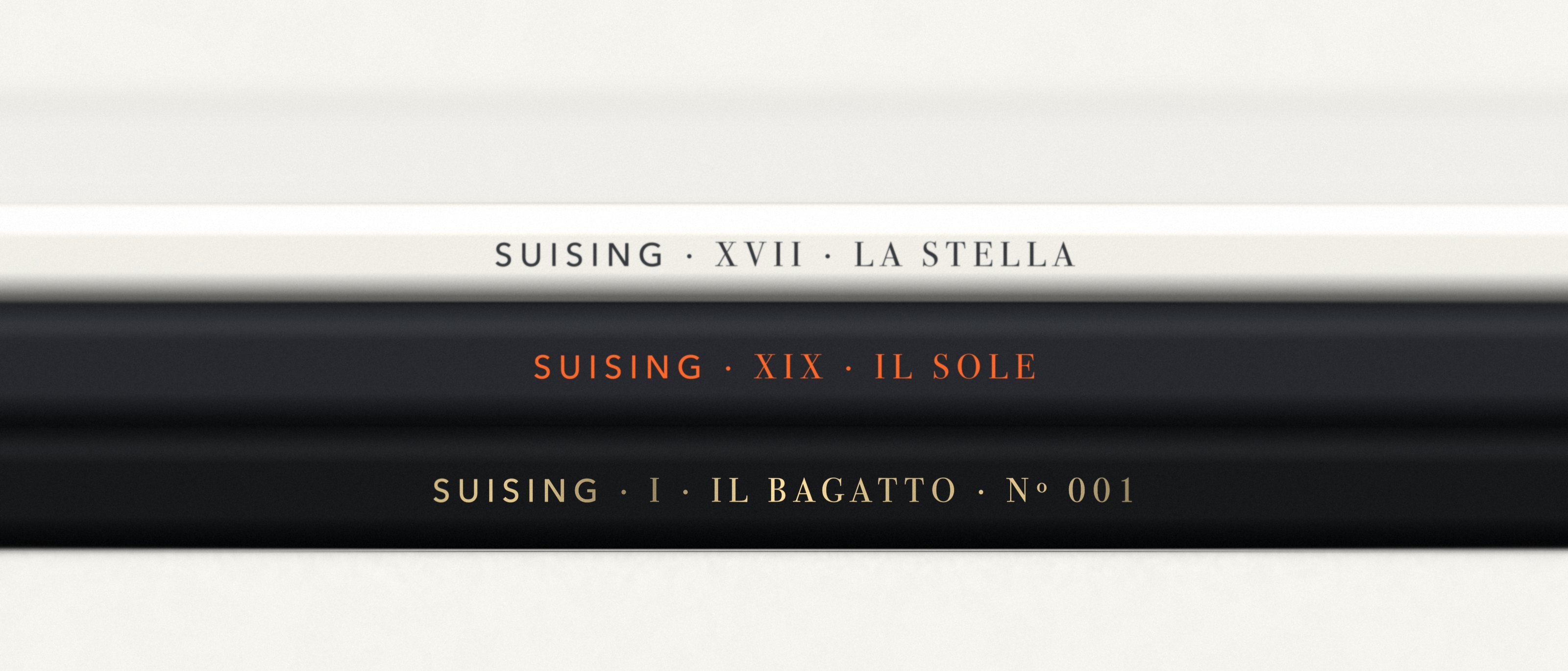 三支球拍側邊護邊印字：SUISING · XVII · LA STELLA、SUISING · XIX · IL SOLE、SUISING · I · IL BAGATTO · Nº 001