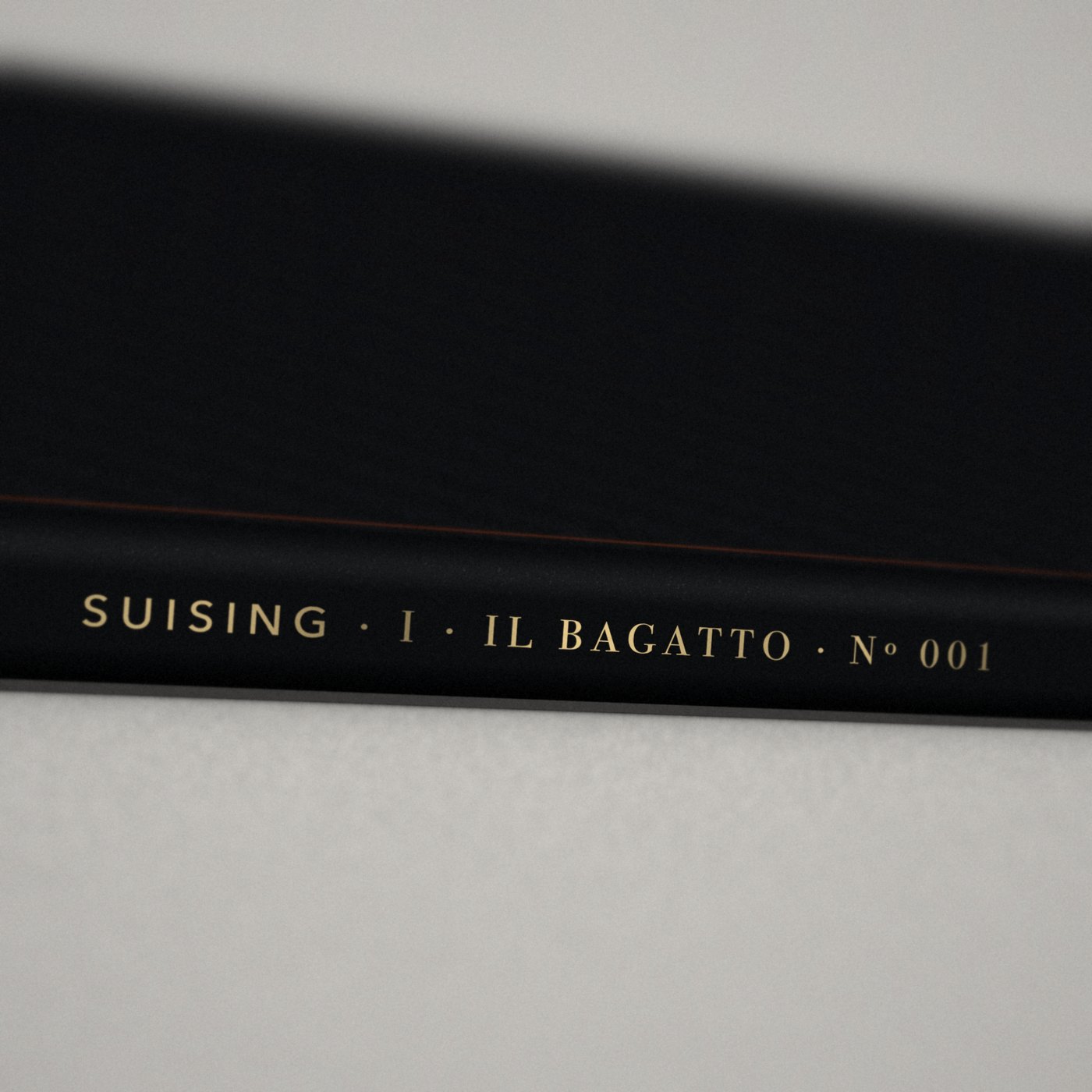 Suising I · IL BAGATTO 熱壓一體匹克球拍 側邊護邊印字 SUISING · I · IL BAGATTO · Nº 001（三碼流水編號，每支不同）